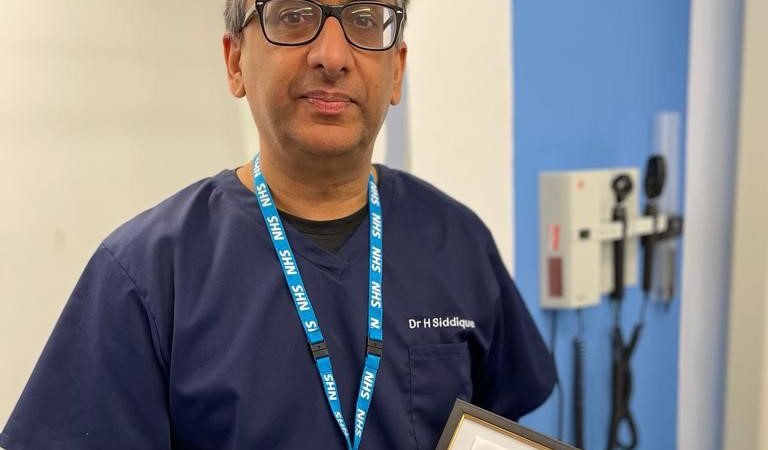 Dr-Haroon-Siddique-pictured-with-his-HSJ-Awards-certificate